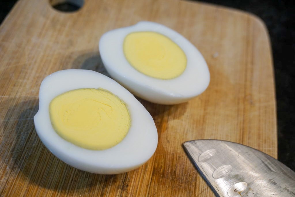 sliced boiled eggs 