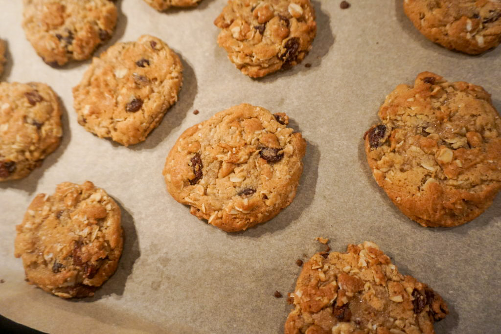 Baked oatmeal raisin cookies