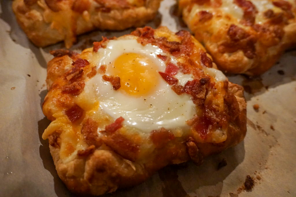 baked bacon and egg tarts 