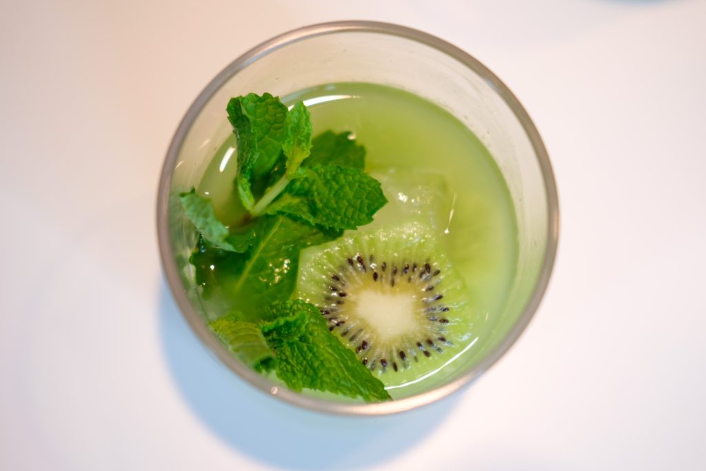 overview of the green delight cocktail with mint and kiwi
