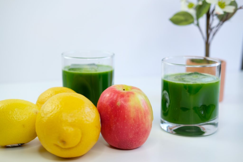 the kale-ade juice with lemons, apples, and flowers