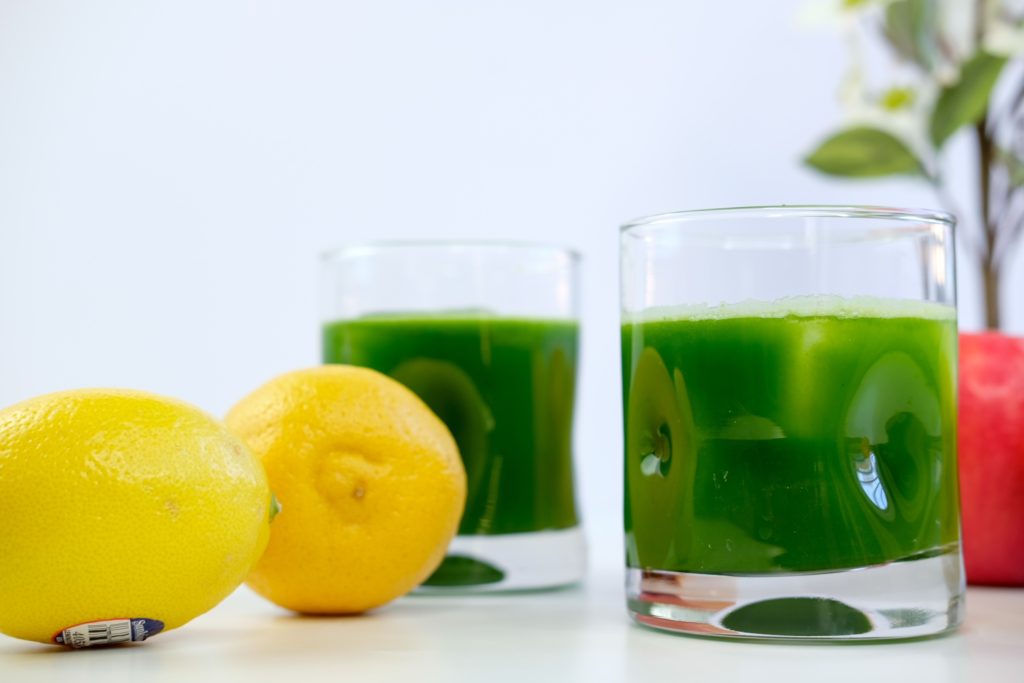 wide shot of the juice with fresh lemons
